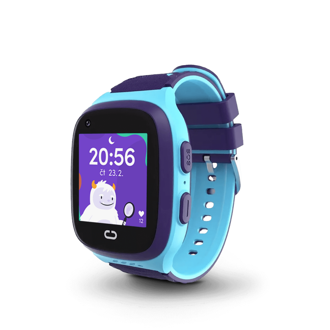 Dětské modré chytré hodinky KLOKI pro kluky. S barevným displejem, zobrazeným časem a bočními tlačítky – pohled z úhlu