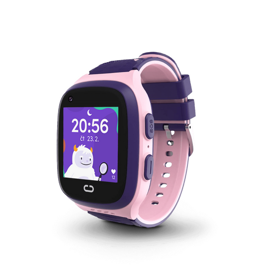 Dětské růžové chytré hodinky KLOKI pro děvčata. S barevným displejem, zobrazeným časem a bočními tlačítky – pohled z úhlu