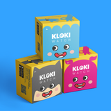 Tři krabičky dětských hodinek KLOKI poskládané do pyramidy na modrém pozadí. Každá krabička má veselý obličej s očima a širokým úsměvem. Vrchní krabička je modrá s motivem chobotnice, spodní levá je černá s motivem netopýra a spodní pravá růžová s motivem zajíce. Balení má hravý design a označení pro děti 4+.